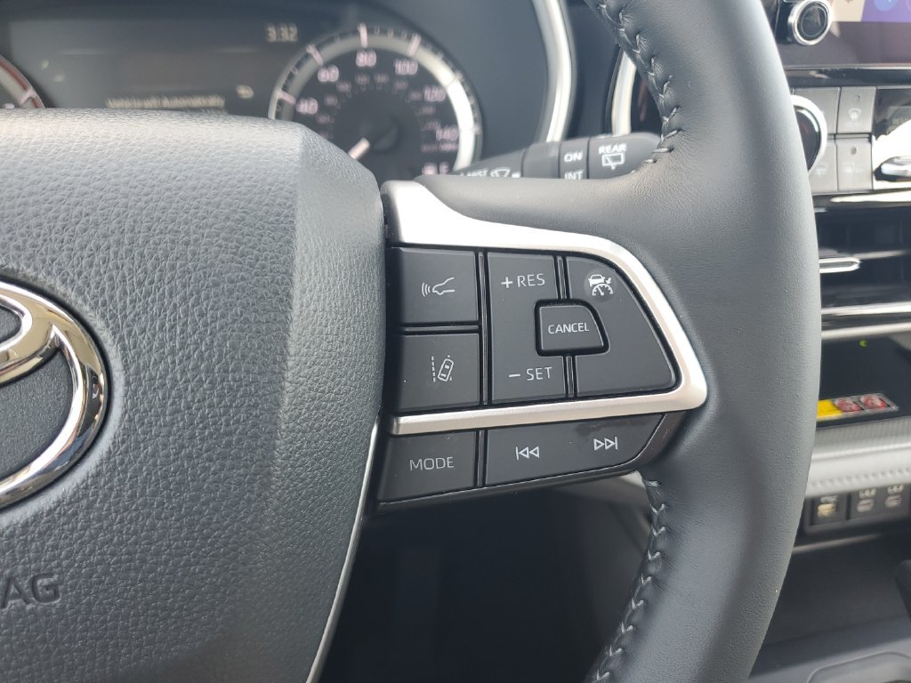 Used 2025 Silver Toyota XLE image 21