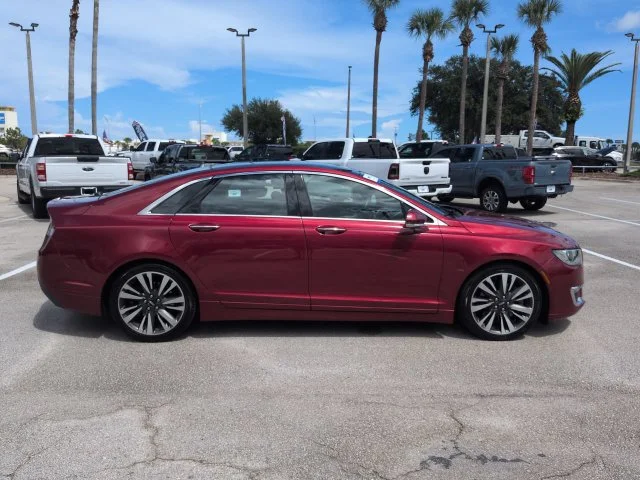 Used 2019 Red Lincoln Reserve image 3