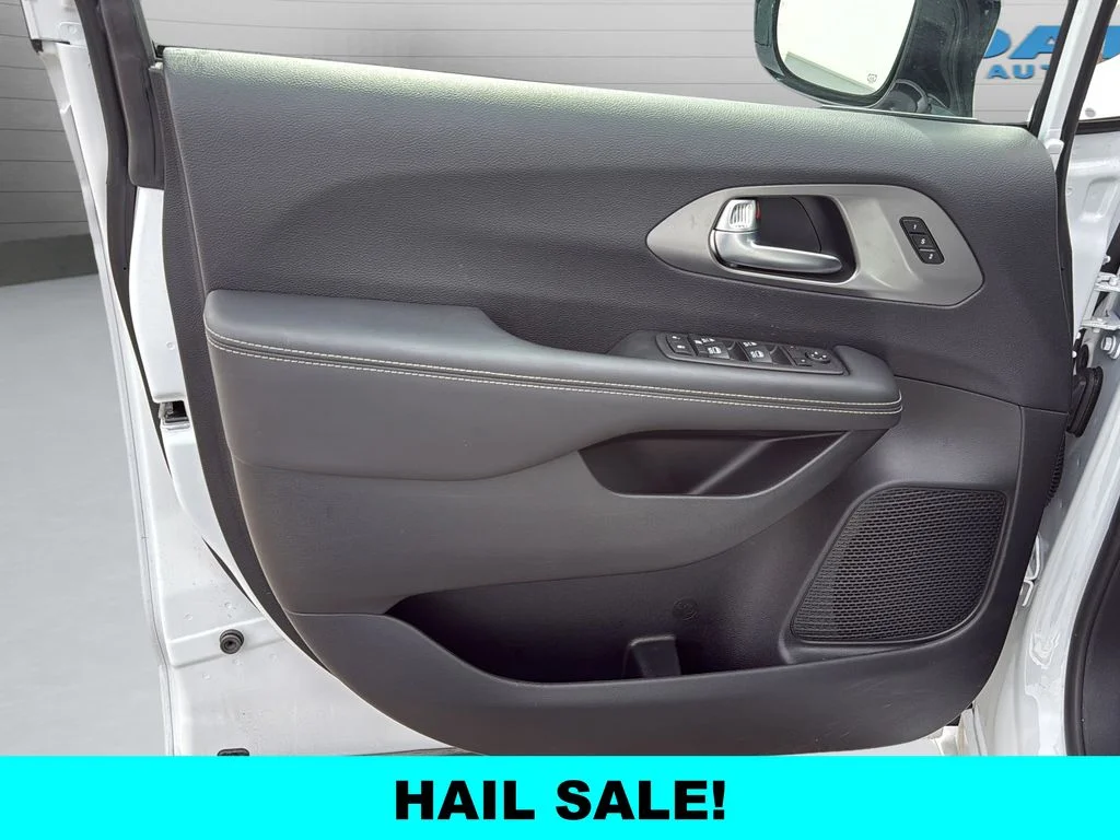 Used 2025 White Chrysler Select image 11