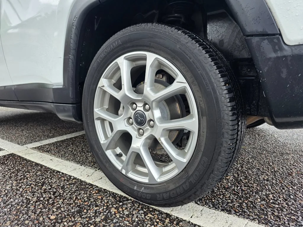 Used 2025 White Jeep Limited 4x4 image 31