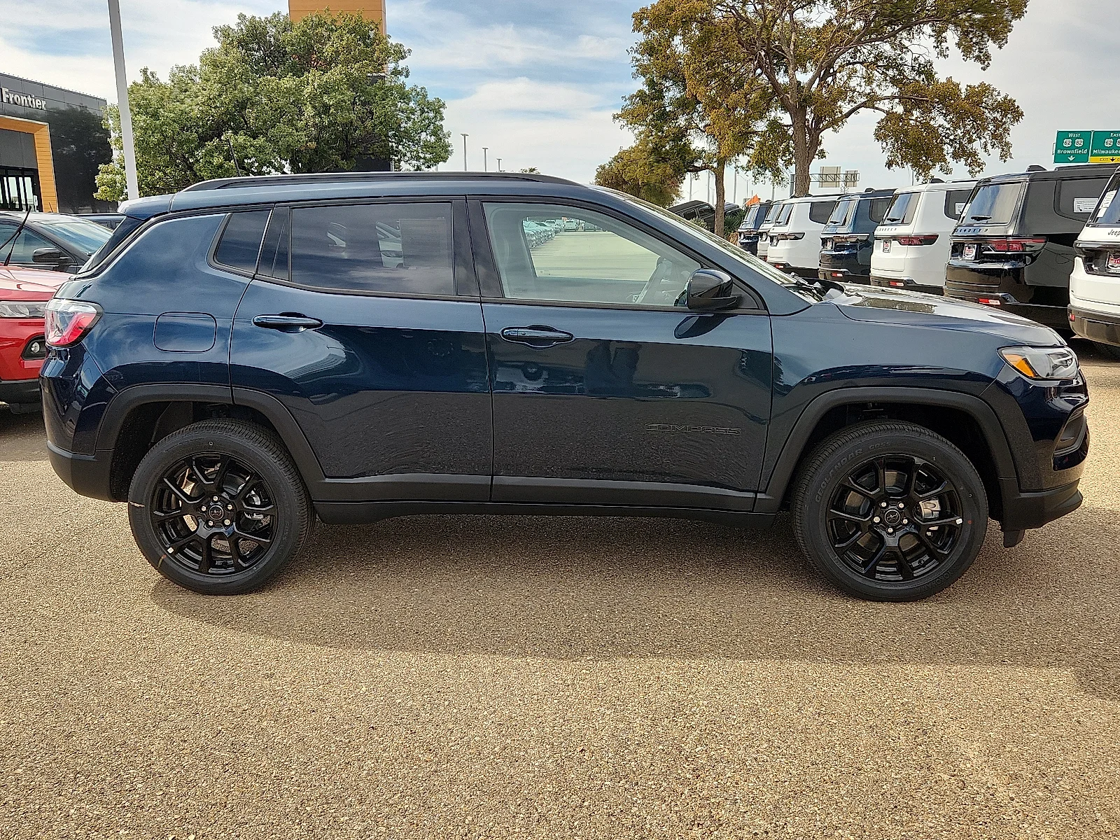 New 2027 Fathom Blue Pearl-Coat Paint Jeep LATITUDE ALTITUDE 4X4 image 5