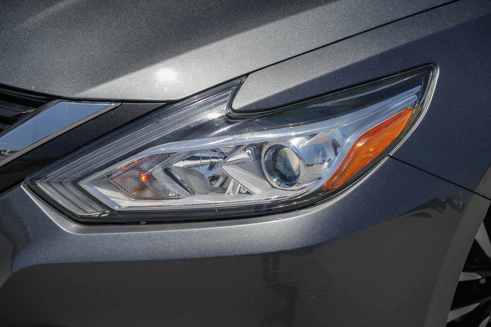Used 2018 Gun Metallic Nissan 2.5 SV image 2