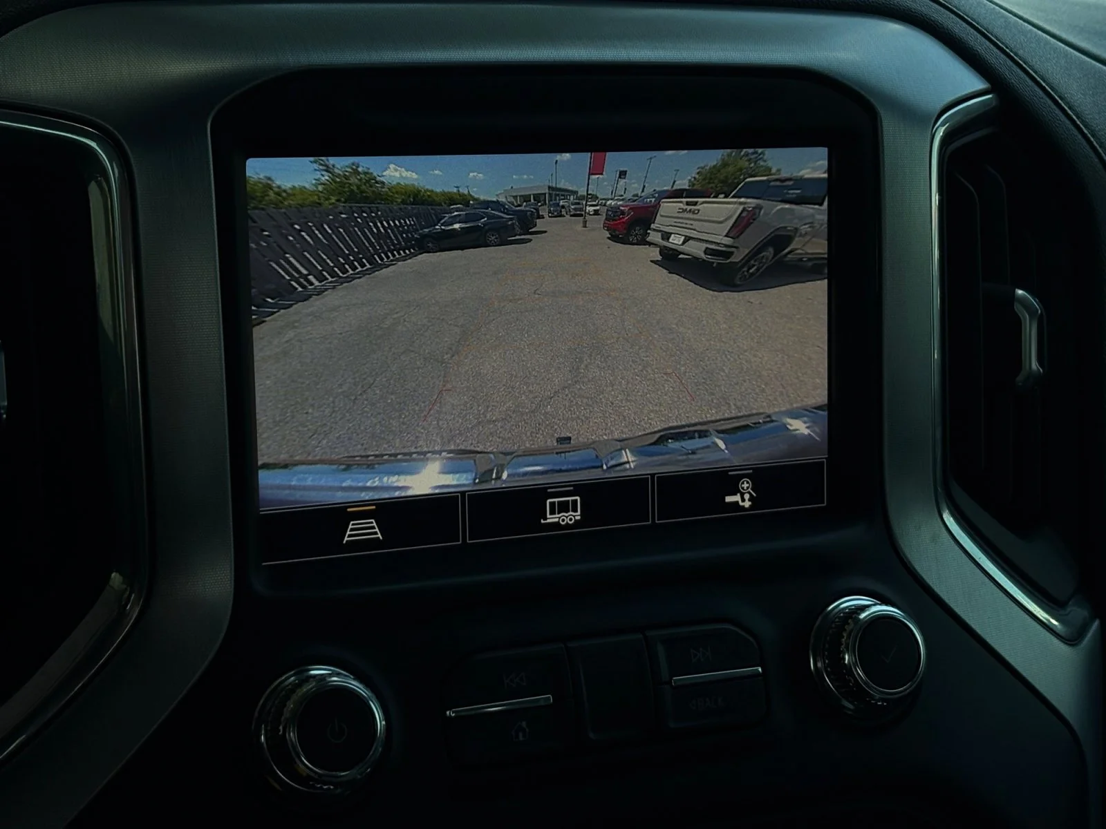 Used 2021 White Frost Tricoat GMC SLT image 15