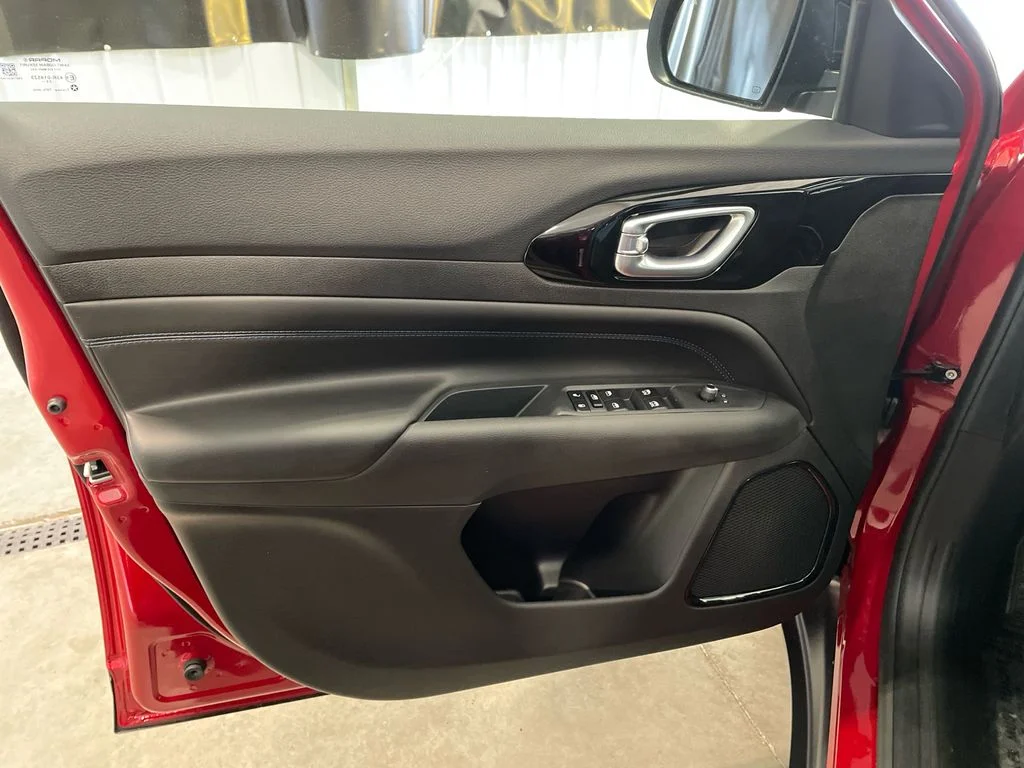 New 2026 Red Hot Pearlcoat Jeep Latitude Altitude image 10