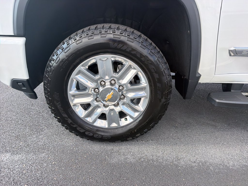 Used 2025 Beige Chevrolet High Country image 10