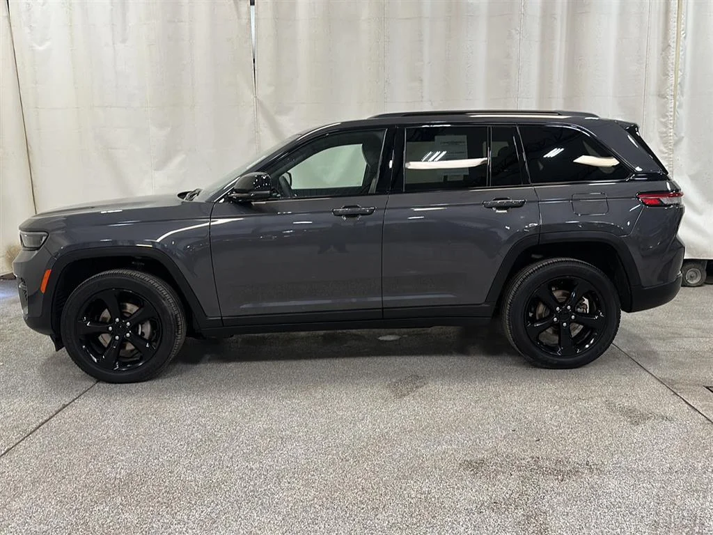 Used 2023 Jeep Grand Cherokee Altitude with VIN 1C4RJHAG4PC620664 for sale in Waconia, Minnesota