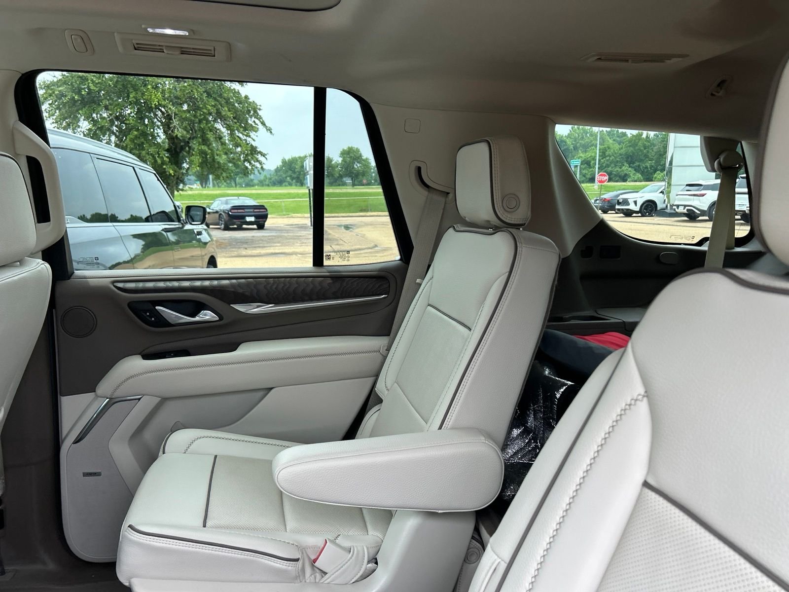 Used 2022 White GMC Denali image 34