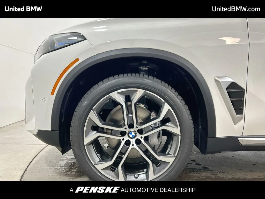 Used 2026 Alpine White BMW sDrive40i image 10
