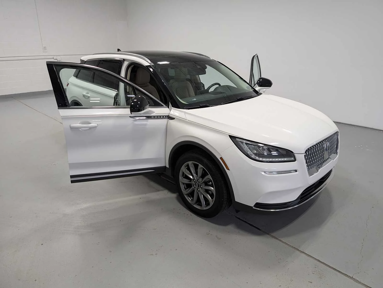 Used 2022 Pristine White Metallic Tri-Coat Lincoln Standard image 16