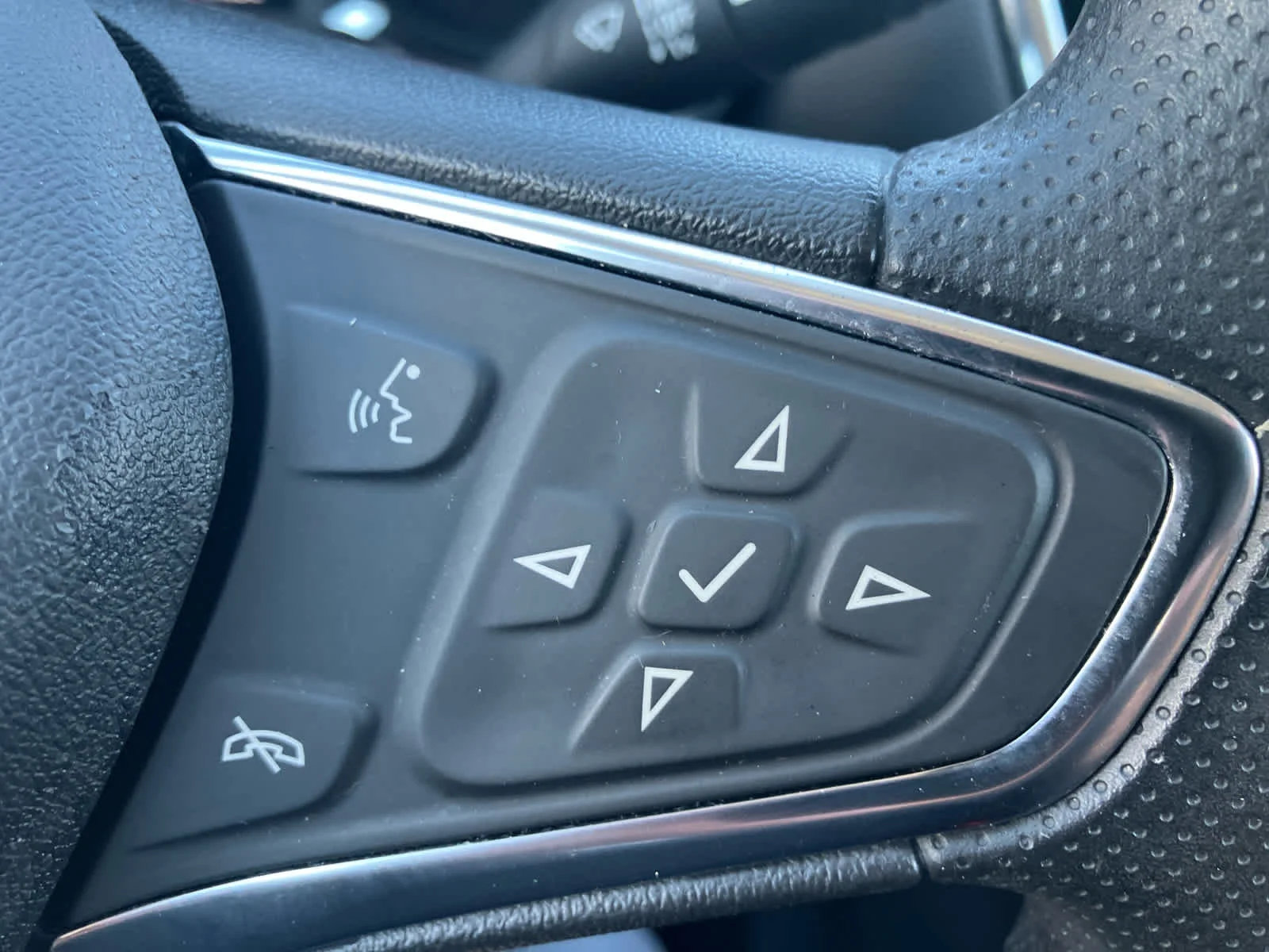 Used 2021 Silver Ice Metallic Chevrolet LT image 18