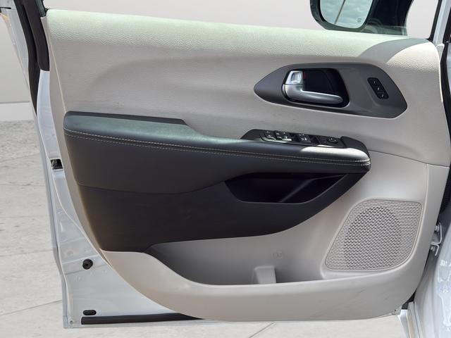 Used 2024 White Chrysler Touring L image 17