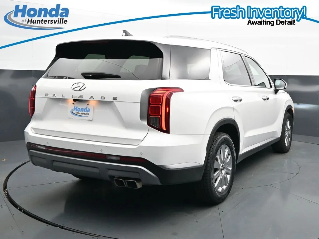Used 2025 White Hyundai SEL image 10