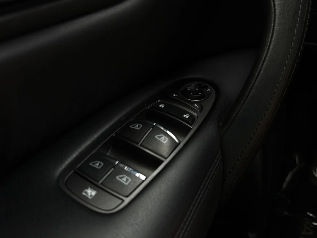 Used 2021 Super Black Nissan SL image 11