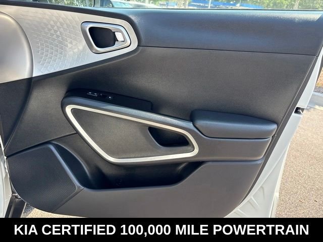 Used 2025 White Kia S image 28