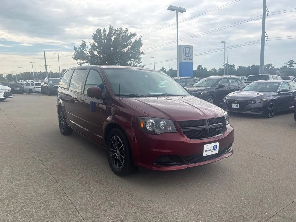Used 2017 Red Dodge SE Plus image 3