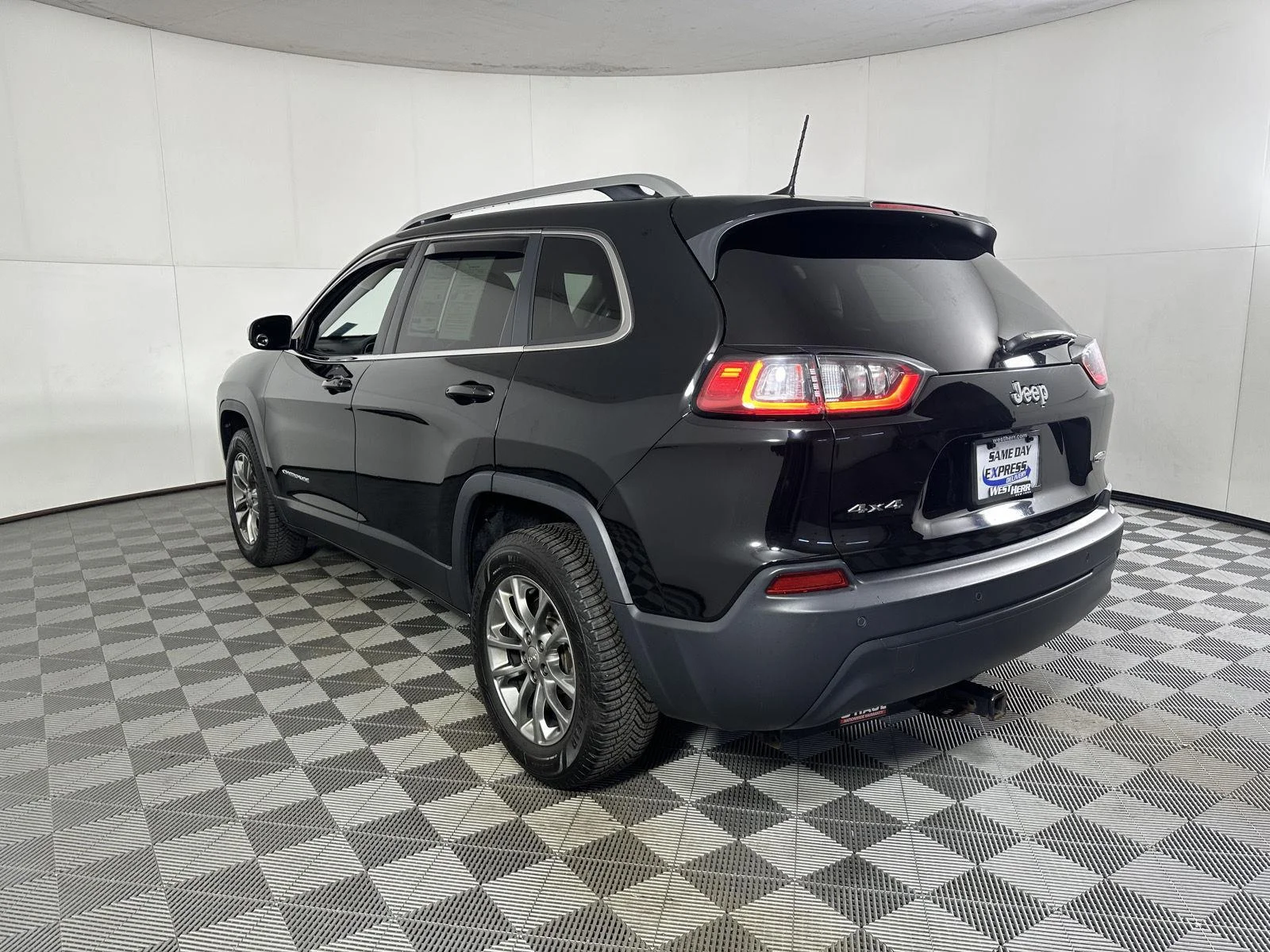 Used 2019 Diamond Black Crystal Pearlcoat Jeep Latitude Plus image 14