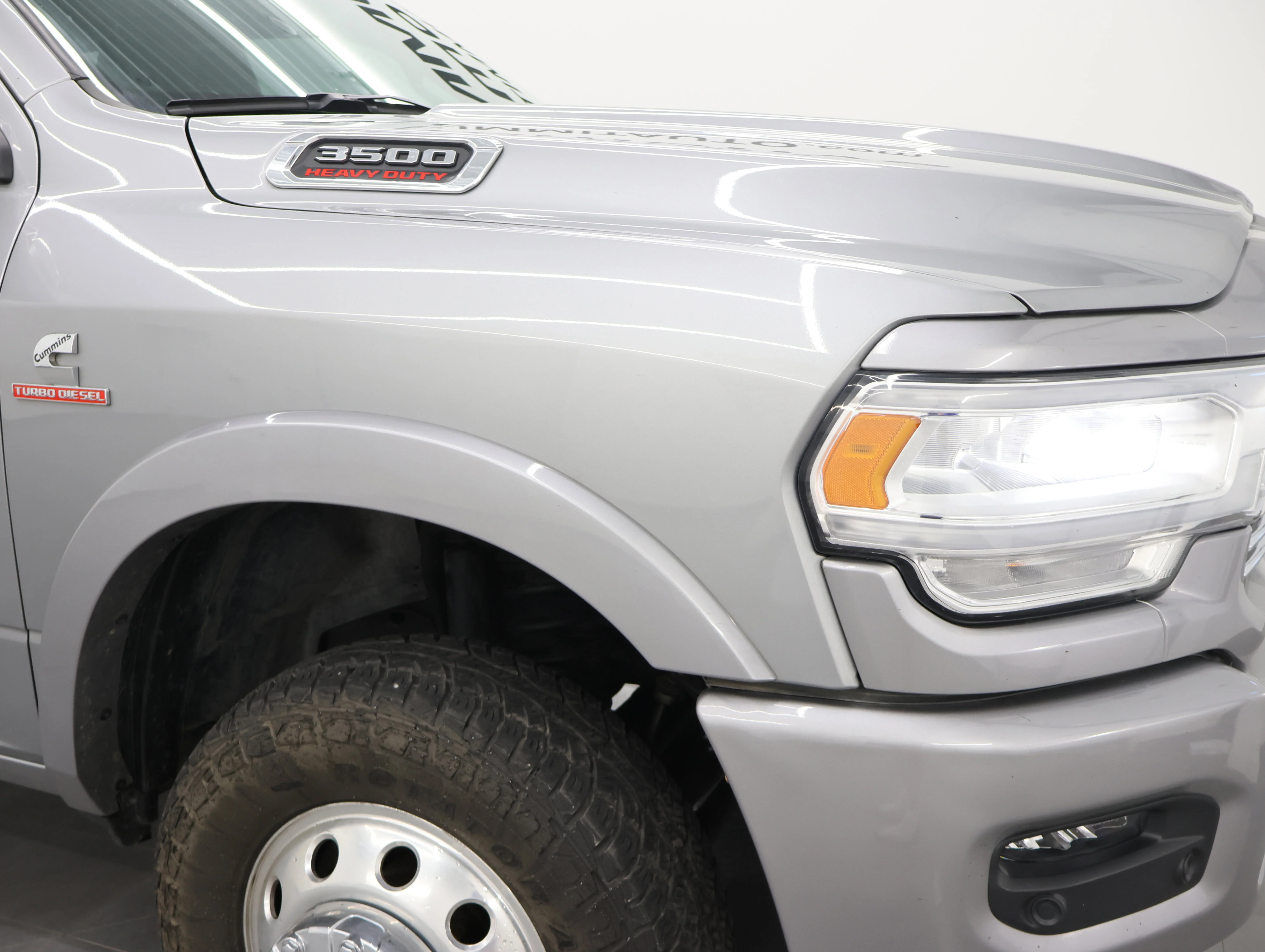 Used 2020 Billet Silver Metallic Clearcoat Ram Laramie image 28