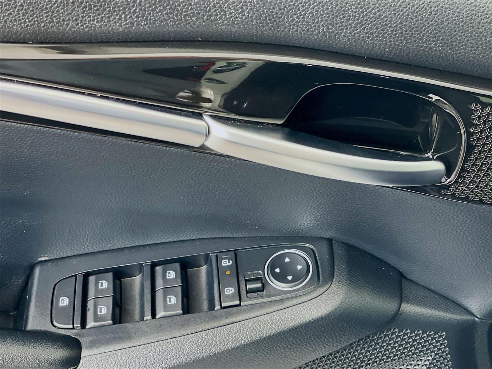 Used 2025 Clear White/Fusion Black Roof Kia S image 23