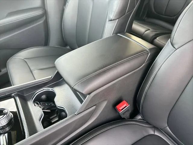 New 2025 Diamond Black Crystal Pearl-Coat Exterior Paint Jeep Limited image 33