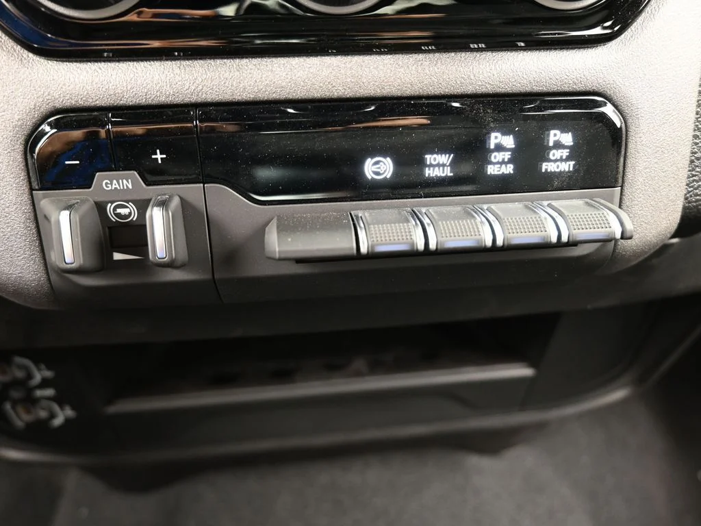 New 2026 Diamond Black Crystal Pearl-Coat Exterior Paint RAM Tradesman image 20