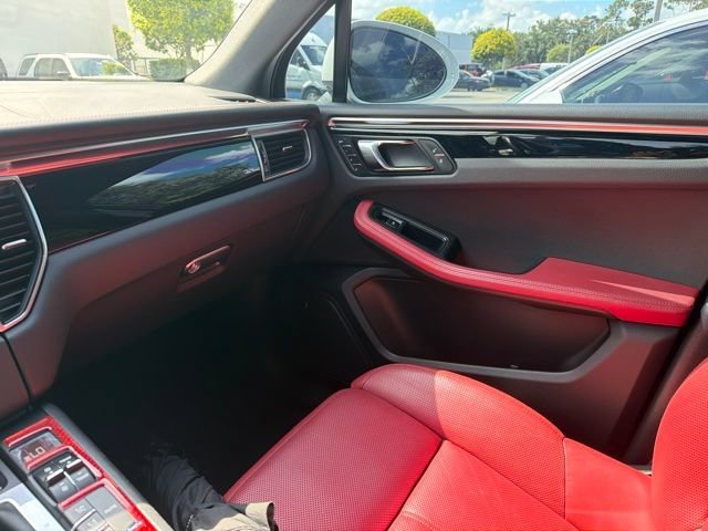 Used 2018  Porsche Base image 9