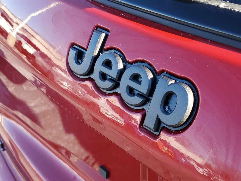 New 2026 Red Hot Pearlcoat Jeep Latitude image 5