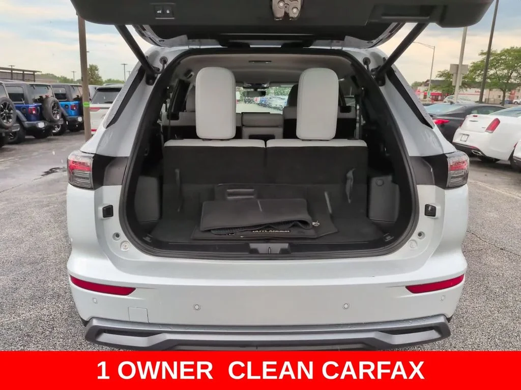 Used 2025 White Mitsubishi SE image 6