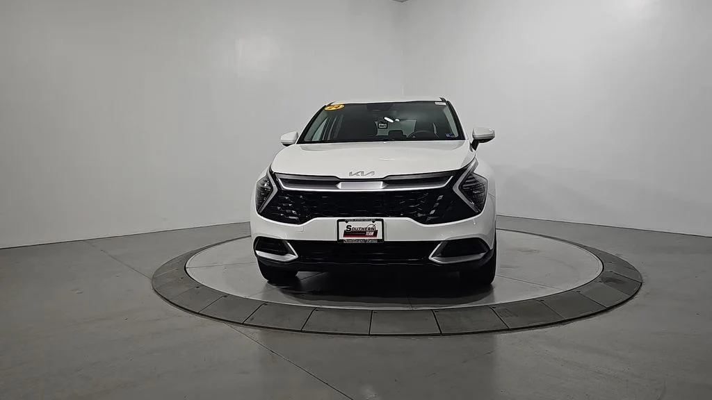 Used 2024 White Kia LX image 9