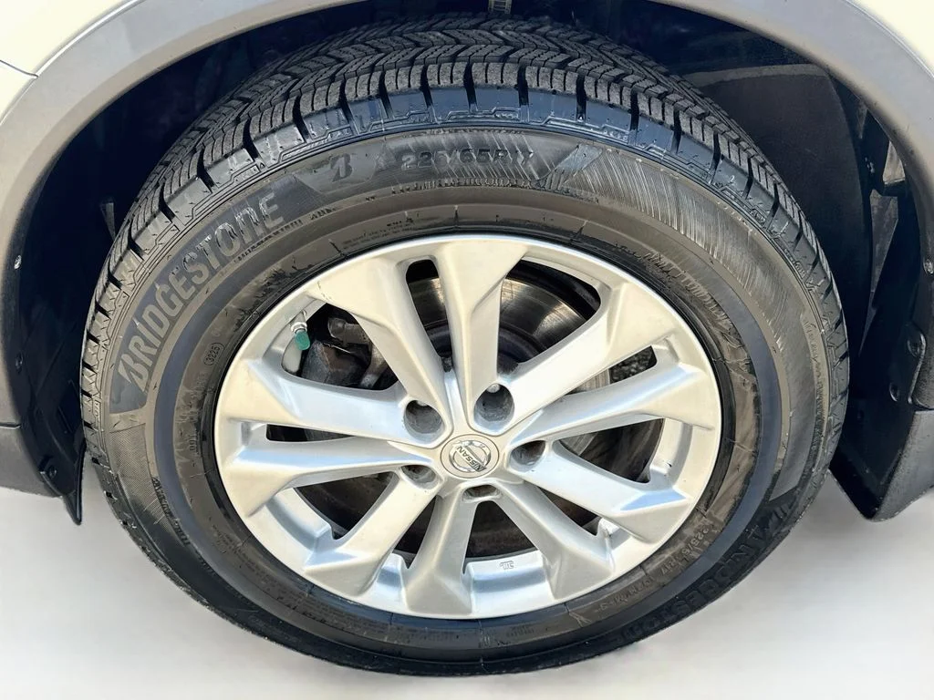 Used 2014 Silver Nissan SV image 38