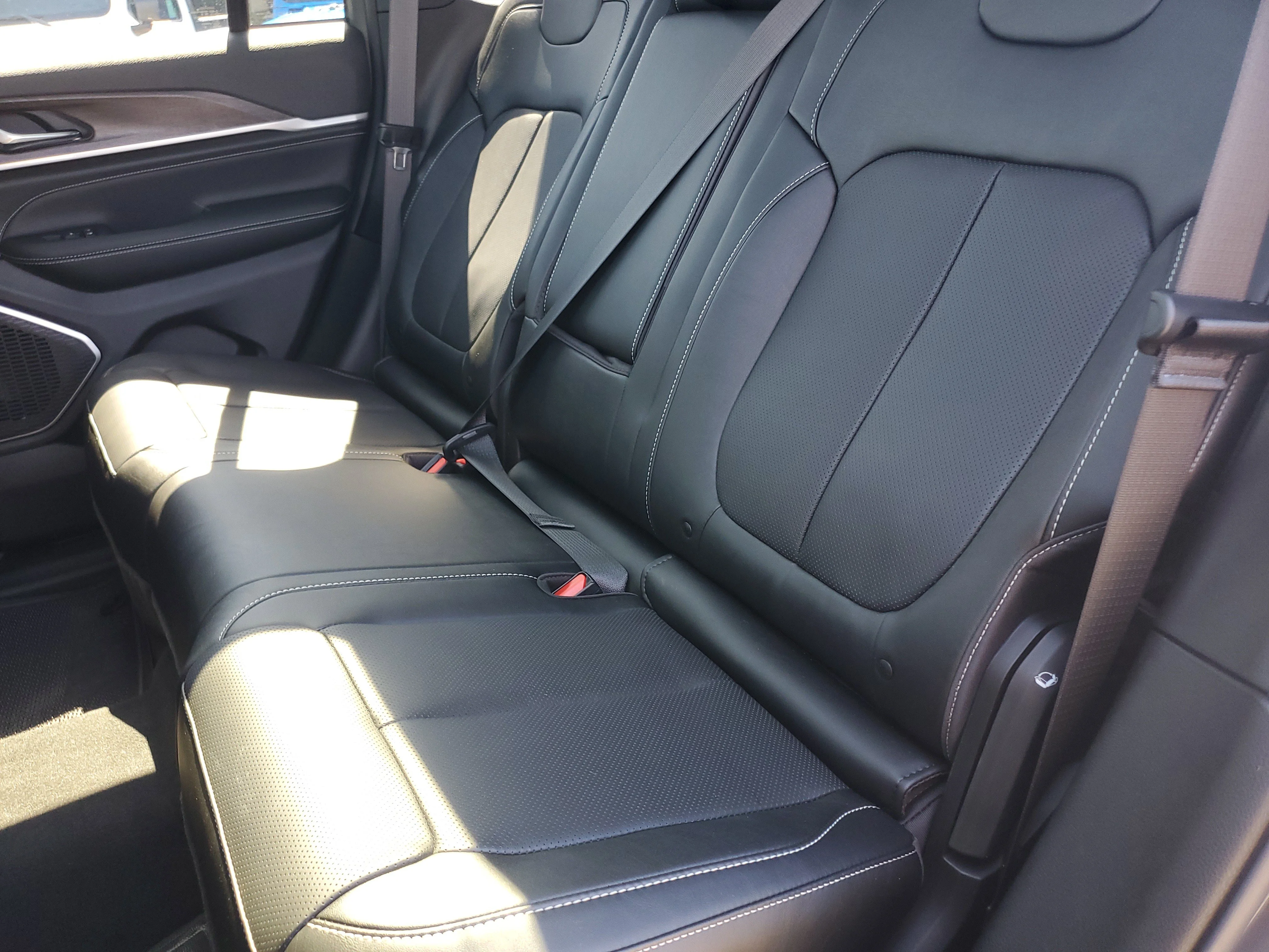 New 2026 Baltic Gray Metallic Clear-Coat Exterior Paint Jeep Limited Reserve image 16