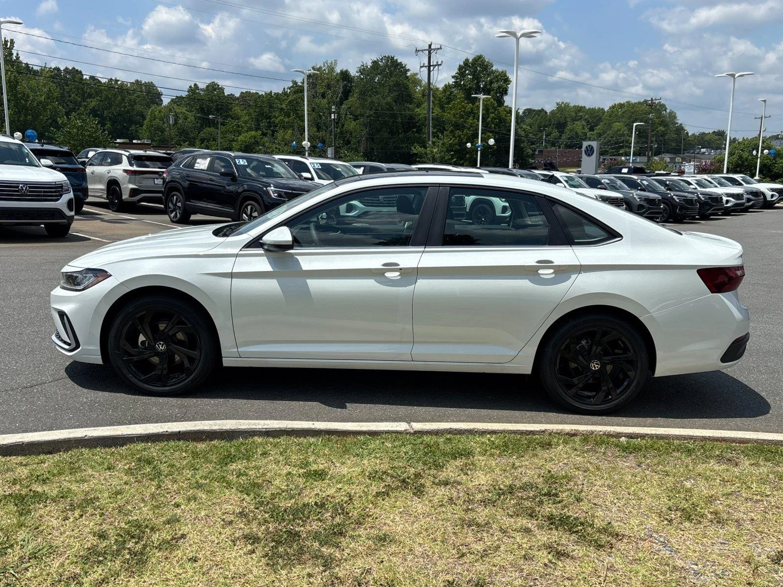 New 2026 Opal White Pearl Volkswagen SE image 2