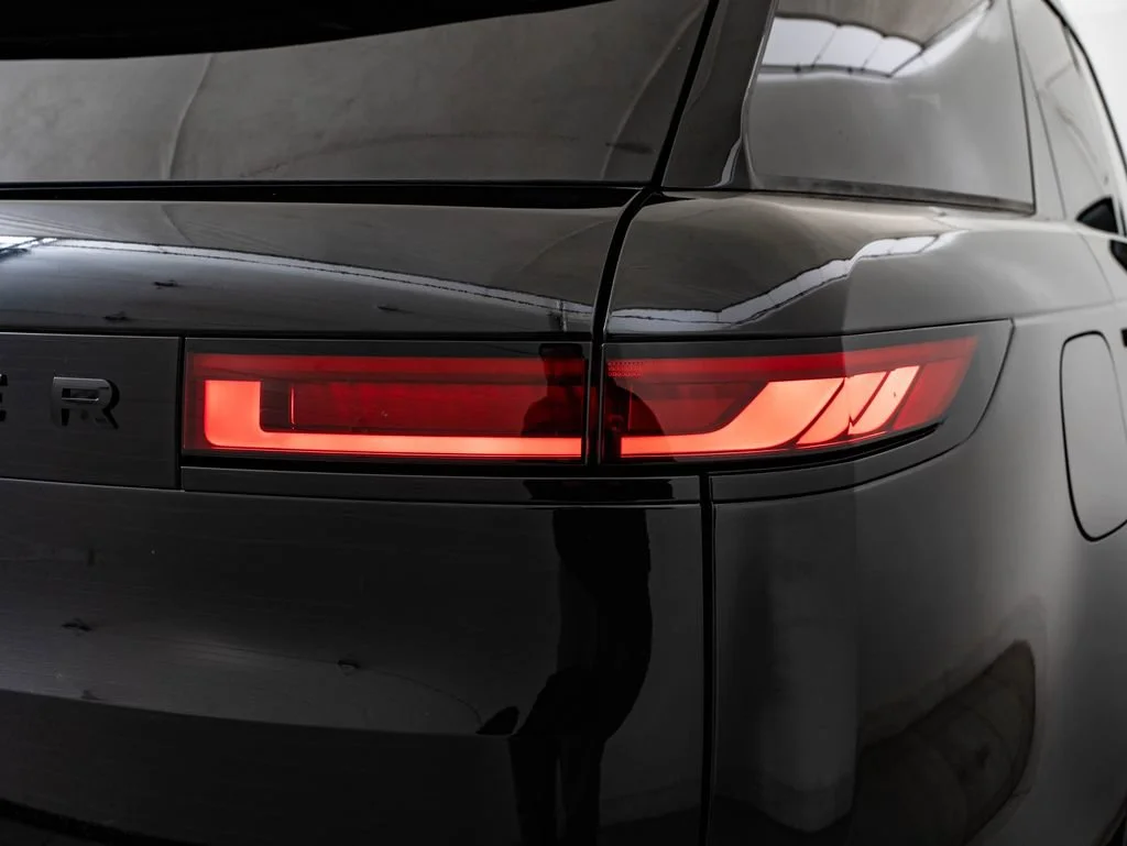 New 2026 Santorini Black Metallic Land Rover Dynamic SE image 9