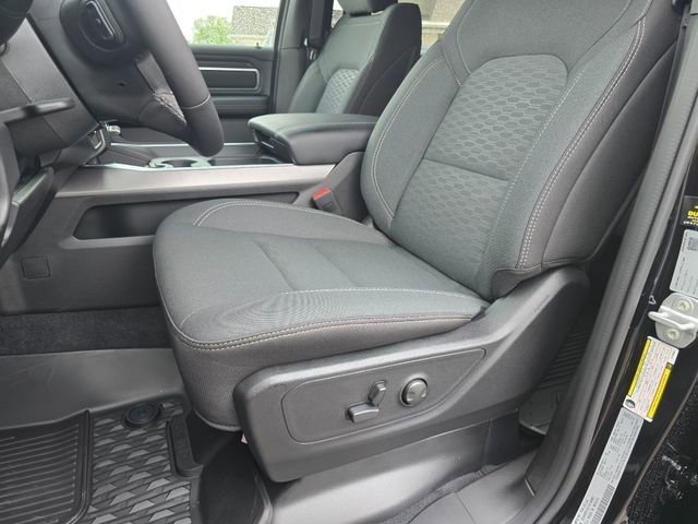 New 2026 Diamond Black Crystal Pearl-Coat Exterior Paint RAM Big Horn/Lone Star image 6