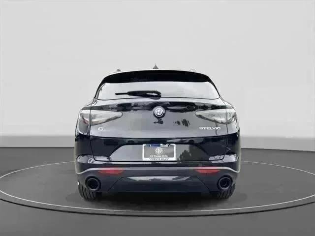 New 2025 Vulcano Black Metallic Exterior Paint Alfa Romeo  image 5