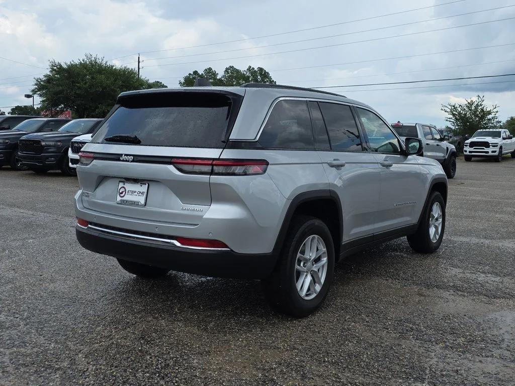 New 2026 Silver Zynith Exterior Paint Jeep Laredo X image 6