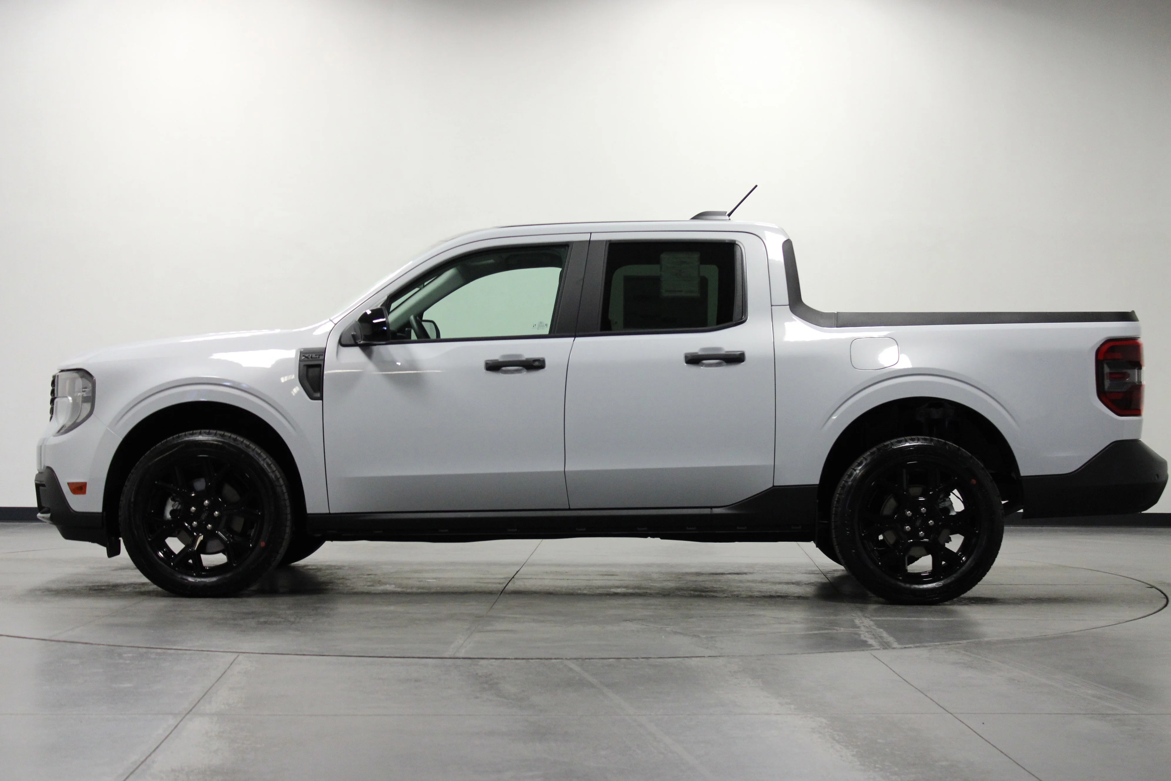New 2025 Space White Metallic Ford XLT image 7