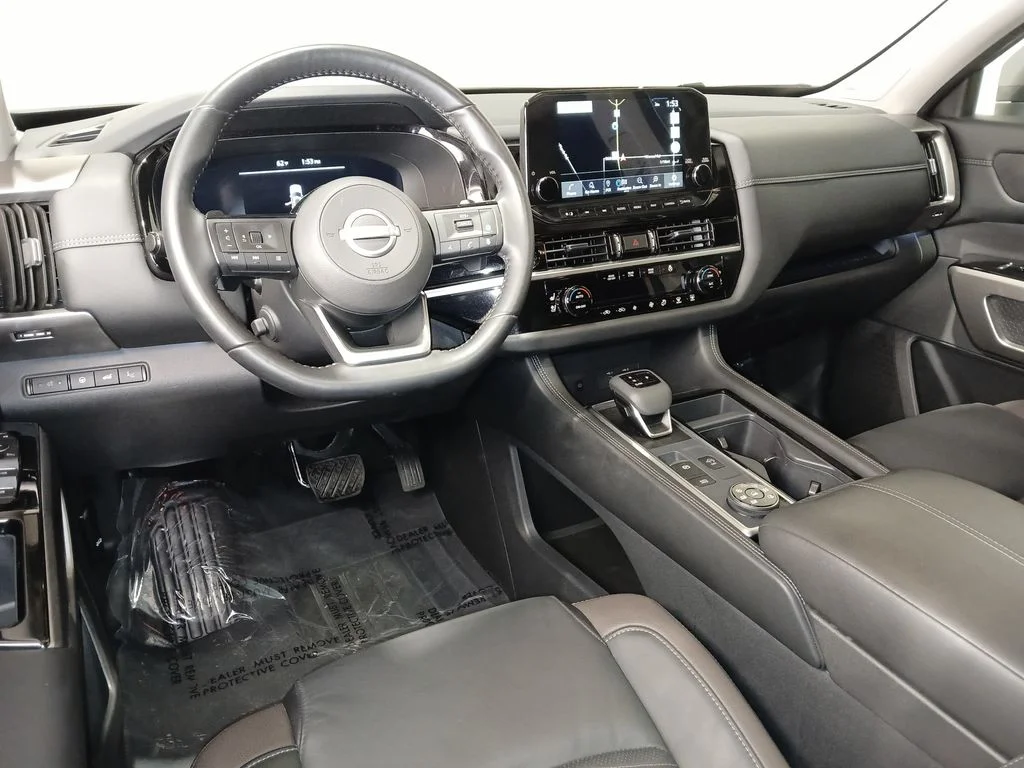 Used 2025 Gray Nissan Platinum image 9