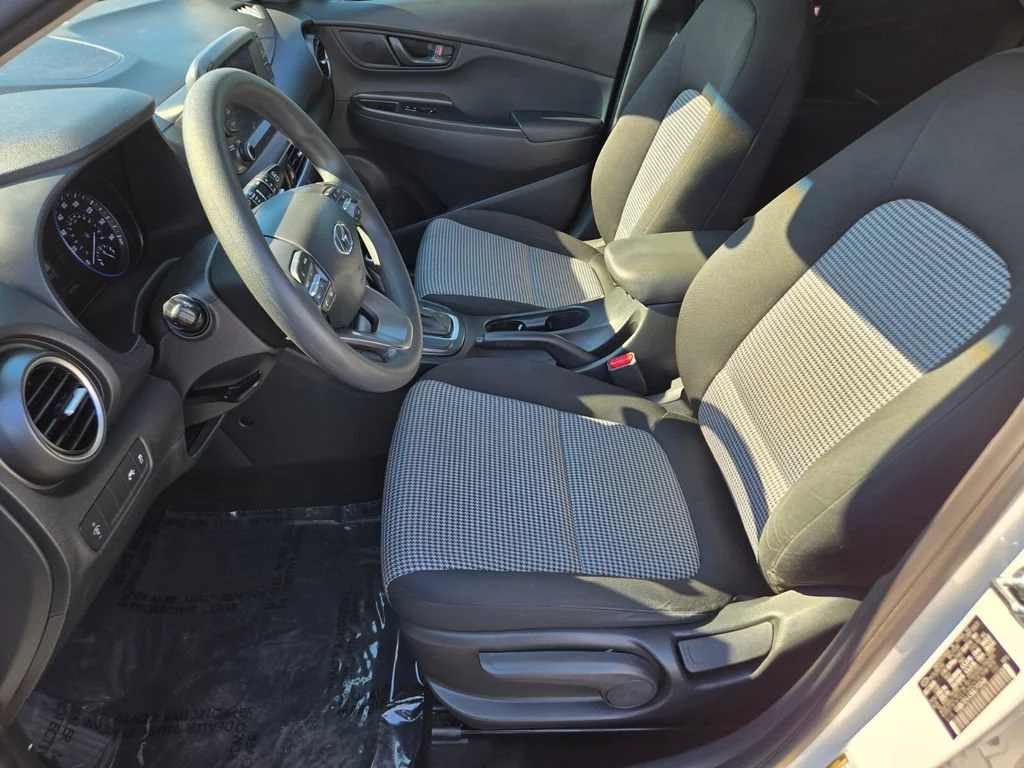 Used 2021 Lunar White Hyundai SE image 10