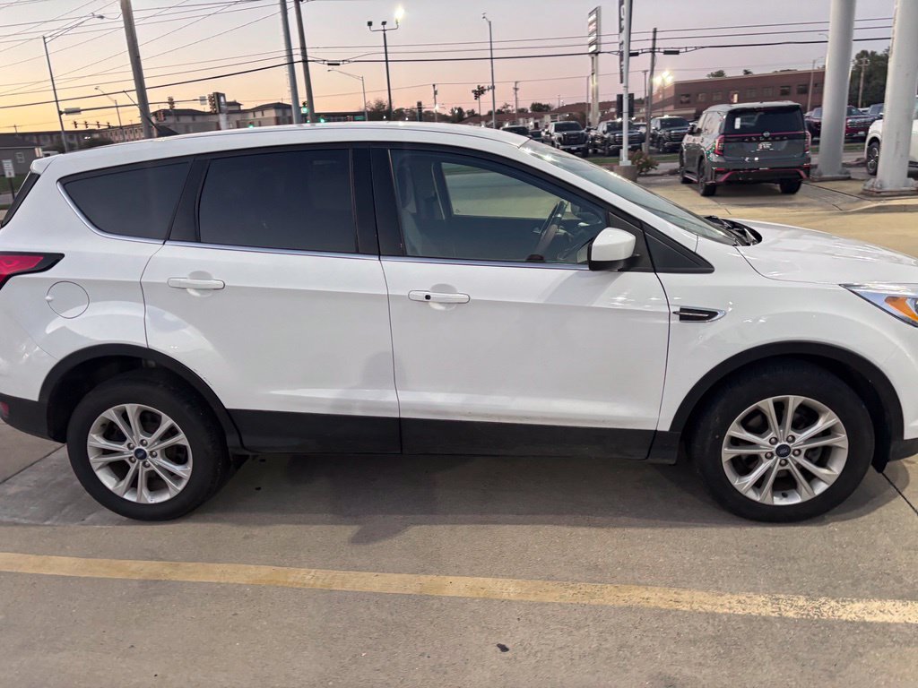 Used 2019 Oxford White Ford SE image 3