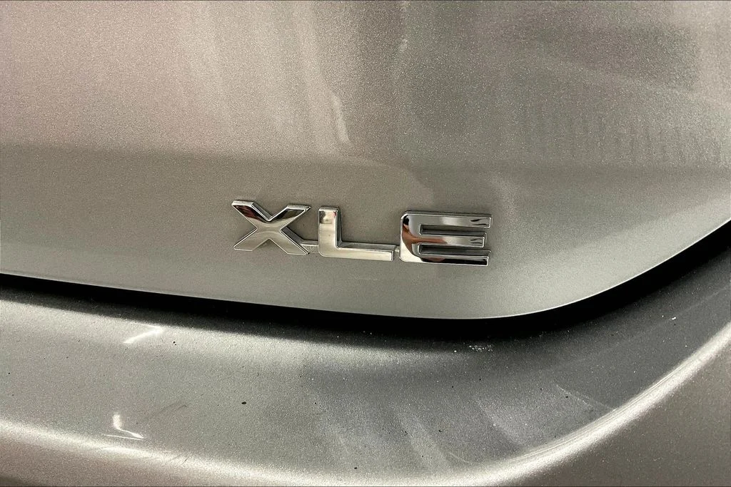 Used 2022 Silver Toyota XLE image 11