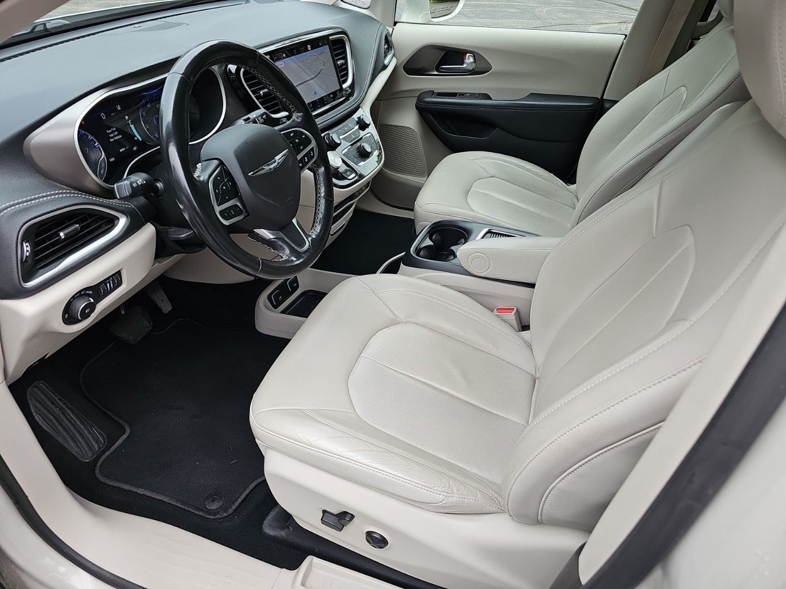 Used 2021 Luxury White Pearlcoat Chrysler Touring L image 19