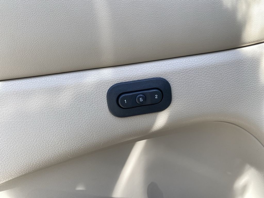 Used 2018 Bright White Clearcoat Jeep Limited image 23