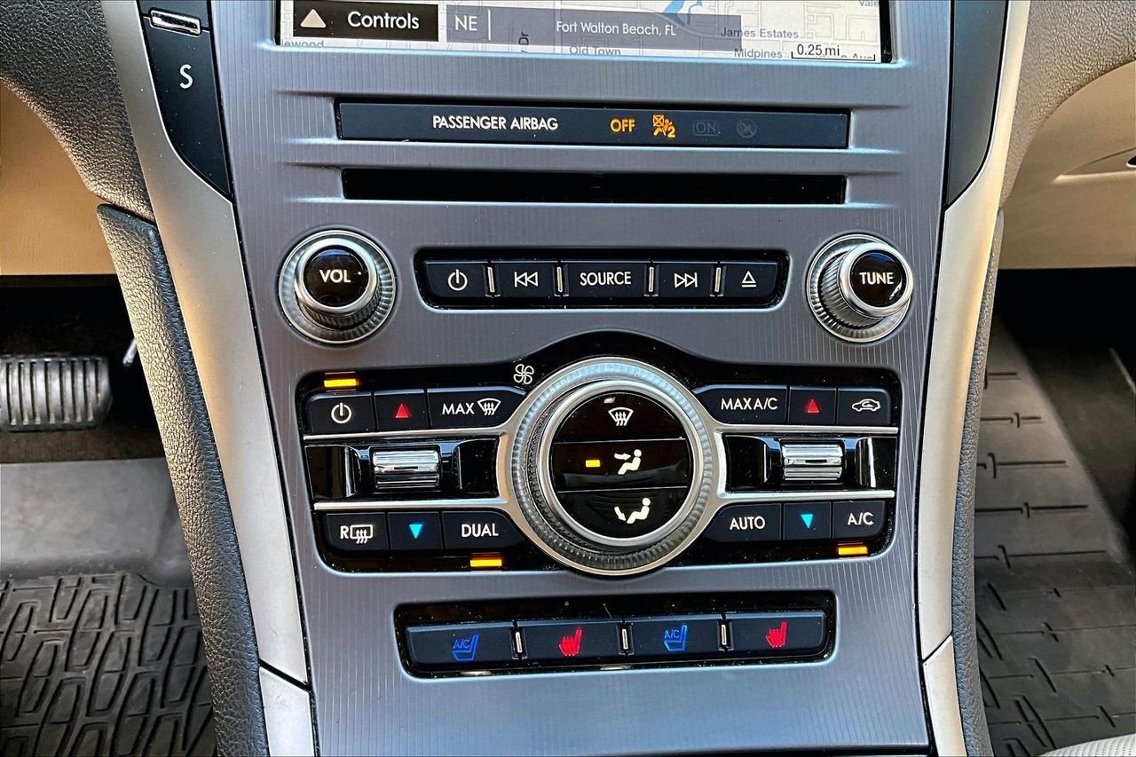 Used 2017 White Lincoln Reserve image 25