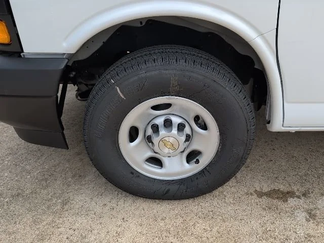 New 2026 Summit White Chevrolet 1WT image 3