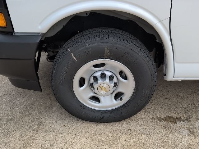 New 2026 Summit White Chevrolet 1WT image 3