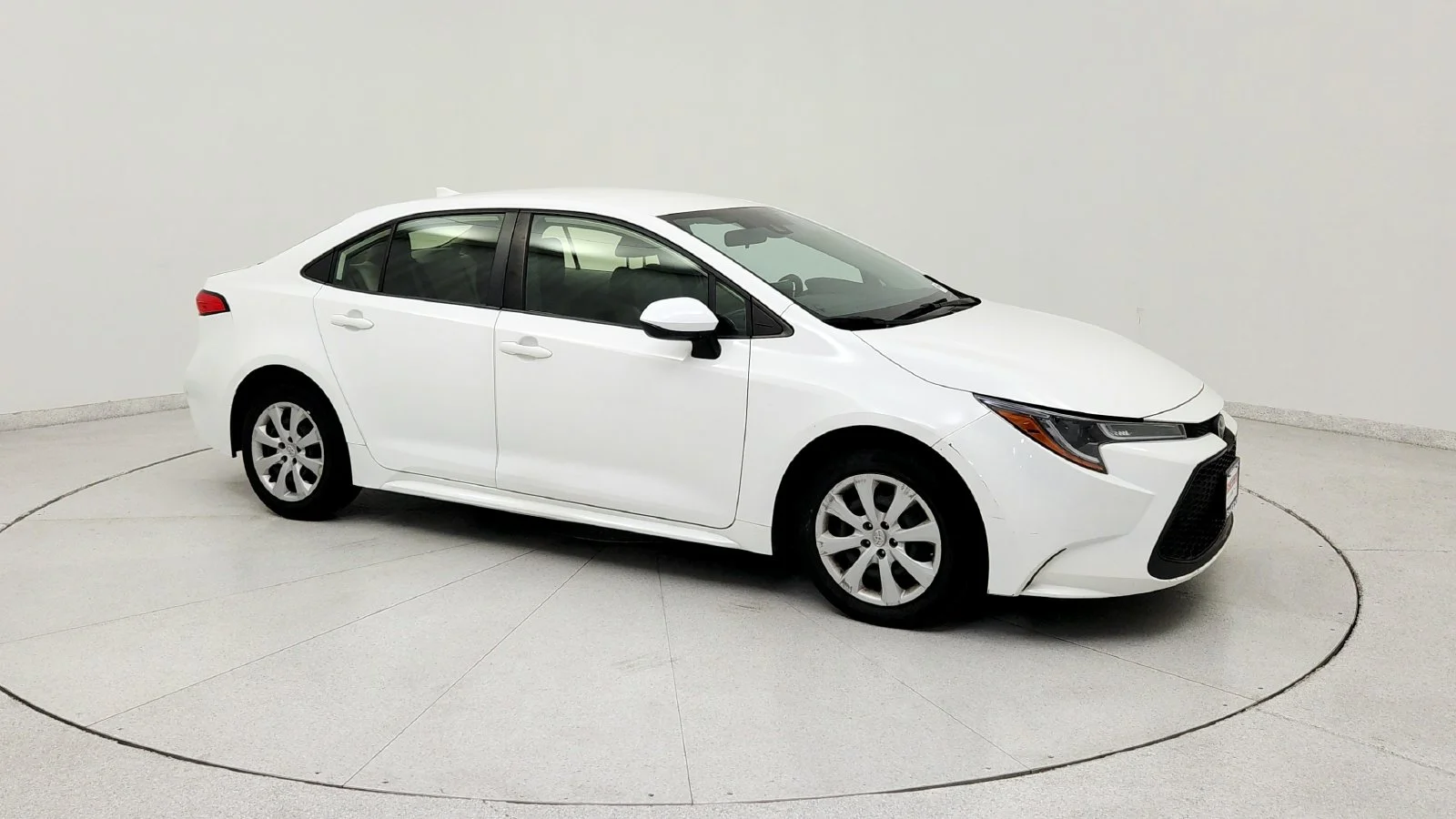 Used 2022 White Toyota LE image 9