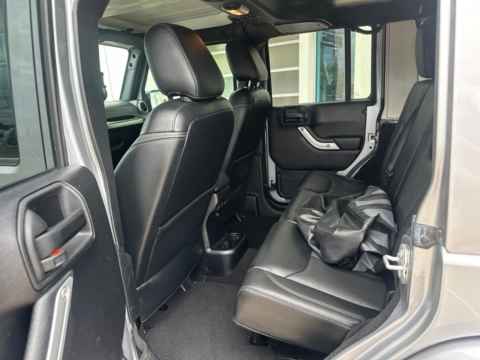 Used 2016 Billet Silver Metallic Clearcoat Jeep Unlimited Sahara image 5