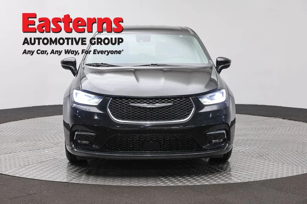 Used 2023 Black Chrysler Touring L image 2
