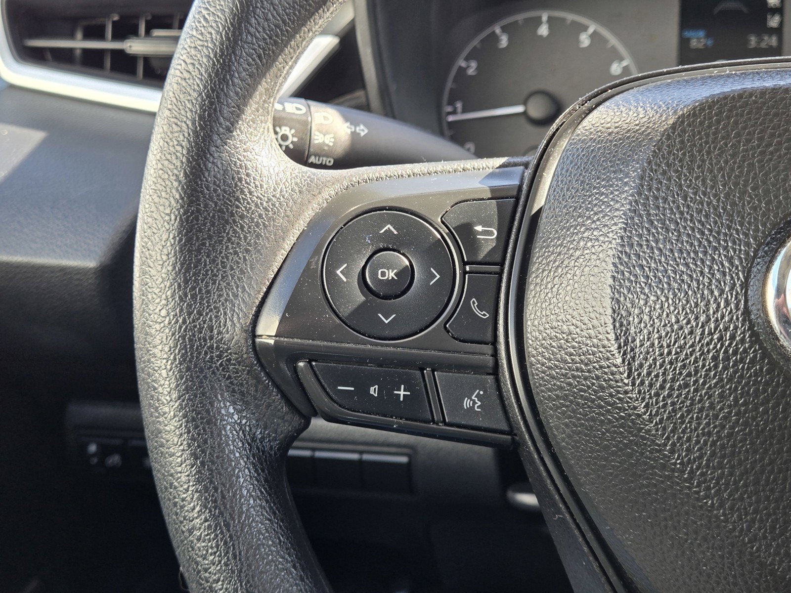 Used 2025 White Toyota LE image 25