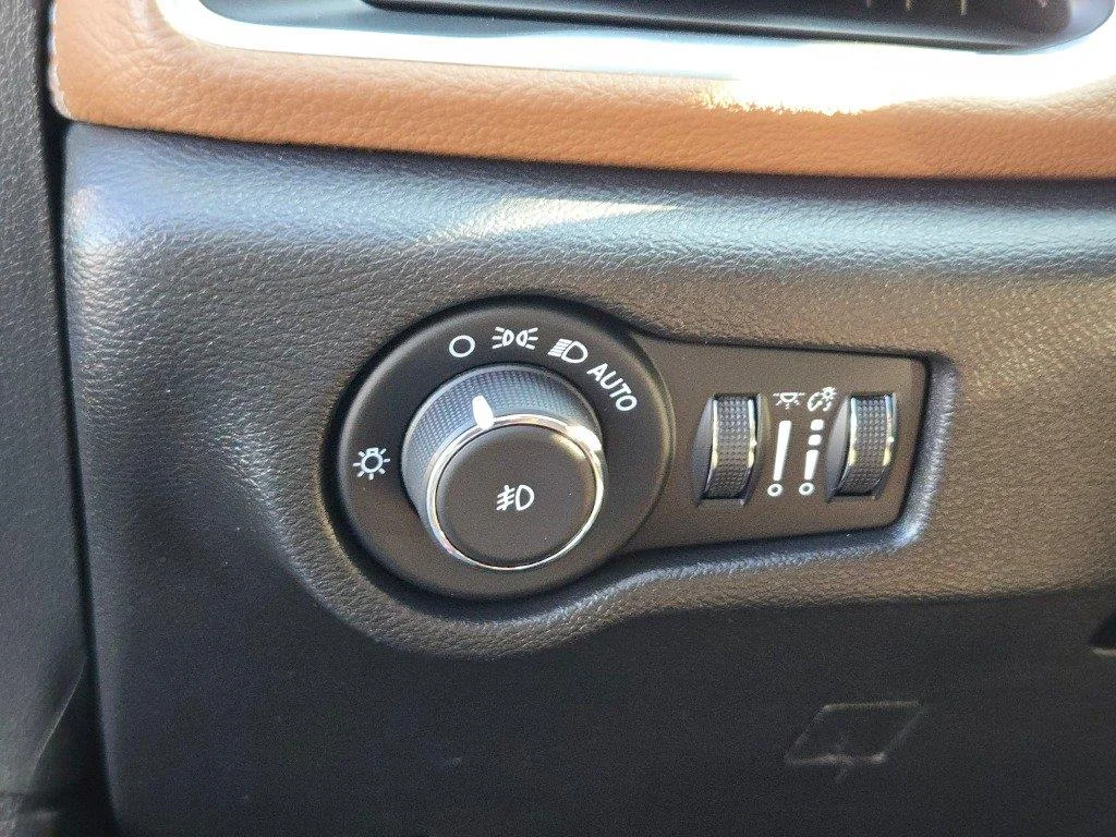 Used 2021 Velvet Red Pearlcoat Chrysler Hybrid Limited image 24